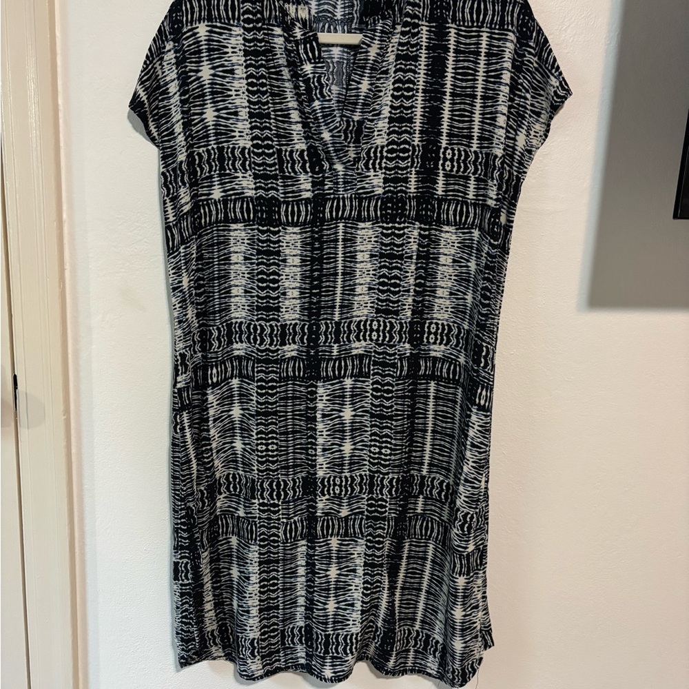 Black and White Patterned V-Neck Tunic Dress